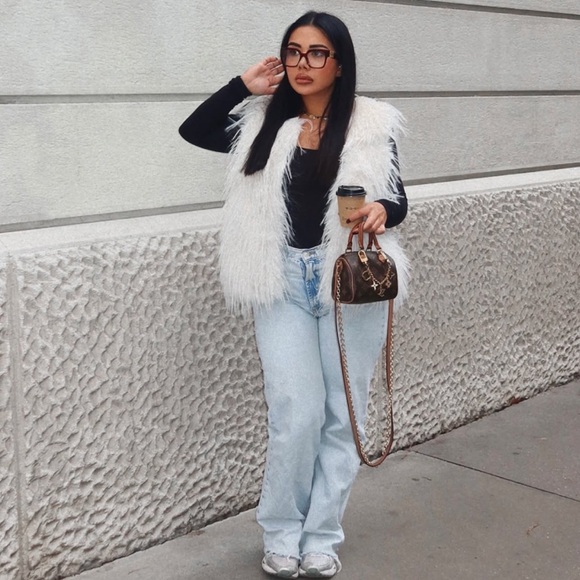 Zara White Faux Fur Vest - Picture 5 of 16